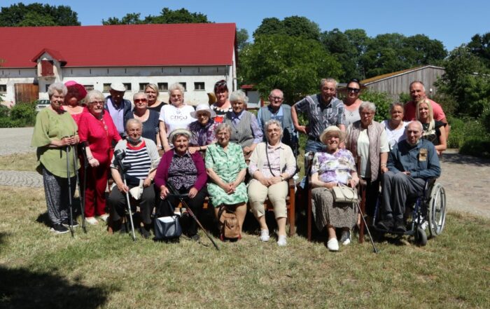 Grupowe zdjęcie Seniorów DDS podczas spotkania w Juchowie